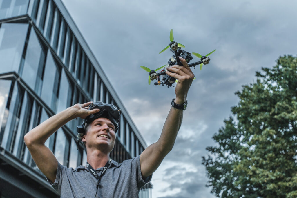 Mann fliegt FPV Drohne für Social Media Content Produktion Innsbruck, Tirol. SO2 Media